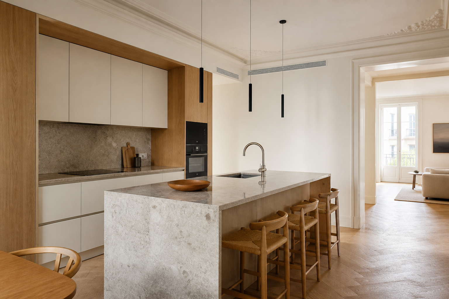 Cocina renovada con isla de piedra natural, mobiliario de roble y abundante luz natural